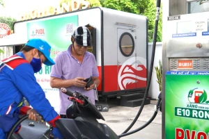 Người tiêu dùng băn khoăn về giá xăng E10