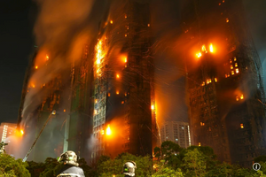 Nạn nhân sống sót trong vụ cháy chung cư Hồng Kông tiết lộ cách thoát khỏi ‘địa ngục sống’, hóa anh hùng nhờ cứu 2 mạng người