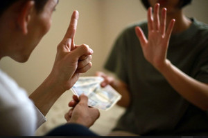 Từ 15/12, kiểm soát thu nhập của vợ hoặc chồng có thể bị phạt đến 30 triệu đồng