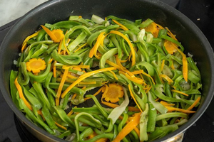 Rau 'nhìn như rơm' nhưng giòn ngon khó cưỡng, giá 600.000 đồng/kg vẫn hút khách sành ăn