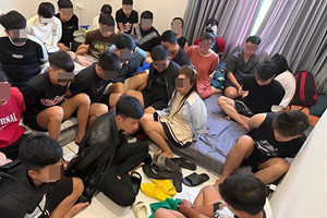 Bắt 27 người Việt tại Campuchia, tịch thu 39 màn hình, 11 CPU, 100 điện thoại cùng nhiều thẻ sim