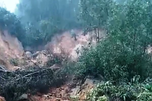 Sạt lở đồi núi ở Chân Mây - Lăng Cô, giao thông ách tắc