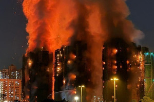 Hai em gái song sinh của nhà thiết kế nổi tiếng tử vong trong vụ cháy chung cư