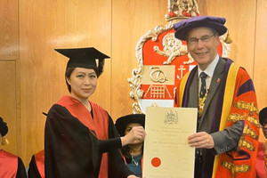 Nữ Thượng tá, Phó Giáo sư của Việt Nam chính thức trở thành thành viên Hiệp hội Phẫu thuật Hoàng gia Anh