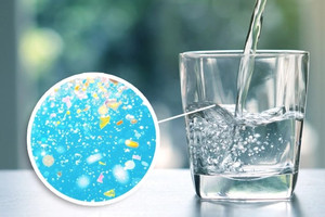 Con người có thể nạp gần 3 tỷ hạt vi nhựa sau khi uống một cốc nước 250ml nếu duy trì thói quen này