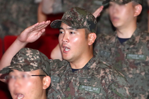 ‘Thái tử Samsung’ ​tái hợp vợ cũ sau 16 năm, gia đình danh giá ‘gây sốt’ khi dự lễ nhập ngũ của quý tử