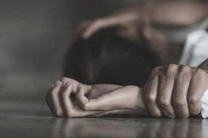 Bé gái đến công an tố cáo bị cha dượng 50 tuổi xâm hại