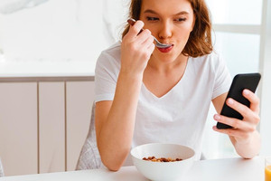Vừa ăn vừa xem tivi, điện thoại khiến bạn dễ tăng cân, béo phì