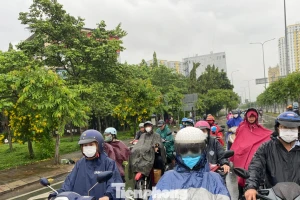 Bầu trời TPHCM tối sầm, mưa lớn diện rộng từ sáng sớm
