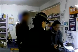 Phong tỏa khẩn cấp xe chở hàng, tịch thu 2 thỏi vàng giấu trong lọ sa tế, trị giá 126 triệu đồng của một người đàn ông