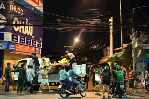 Dân dỡ đồ chạy lũ trong đêm khi nước sông ở Lâm Đồng dâng cuồn cuộn