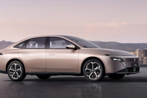 Mẫu sedan hybrid hạng D giá chỉ 372 triệu sẽ ra mắt 8/12: Nội thất cao cấp với ghế mát-xa, cốp rộng và 7 túi khí, là đối thủ mới của Toyota Camry