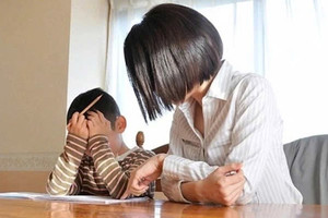 Cha mẹ cưỡng ép con cái học tập quá sức sẽ bị xử phạt 10 triệu đồng