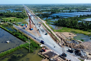 Huy động hơn 2.100 công nhân, 1.150 máy móc, tuyến cao tốc cuối cùng trên trục xương sống Bắc - Nam phía Đông sắp thông xe