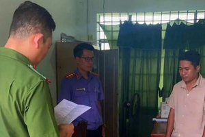 Bắt khẩn cấp một cán bộ xã ‘rút lõi’ Quỹ hoạt động của Ủy ban Mặt trận Tổ quốc