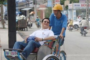 Bức ảnh cũ về 'chuyến xích lô đắt nhất Việt Nam' trị giá 400 triệu đồng của Chủ tịch Tập đoàn Thiên Long Cô Gia Thọ, danh tính người đạp xe cũng đặc biệt không kém