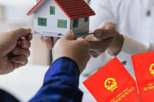 Từ giờ, bao nhiêu tuổi sẽ chính thức được đứng tên trên sổ đỏ?