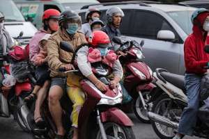 Ngay bây giờ, quy định mới về chở trẻ em trên 6 tuổi bằng xe máy: Cha mẹ biết để chấp hành, tránh bị phạt lên tới 10 triệu và tước GPLX 10-12 tháng