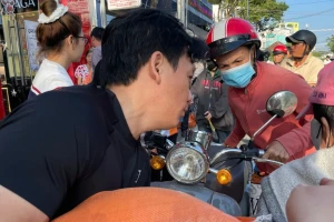 Người khó khăn ở TPHCM xúc động nhận quà từ thanh niên trúng số độc đắc