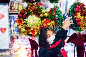 Phố Hàng Mã rực rỡ Giáng sinh nhưng sức mua sụt giảm