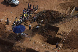 Phong tỏa khẩn cấp công trường xây dựng, khai quật ‘kho báu’ trị giá 11.000 tỷ, chứa hơn 300 trang sức vàng bạc dưới hố sâu 2m