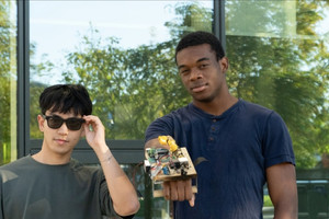 Cựu nam sinh Harvard gốc Việt tự sáng chế kính AI 'ghi nhớ mọi thứ', gọi vốn 6,6 triệu USD