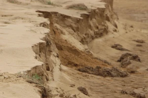 Hơn chục nghìn mét khối đất cát tràn vào ruộng đồng ở Đà Nẵng