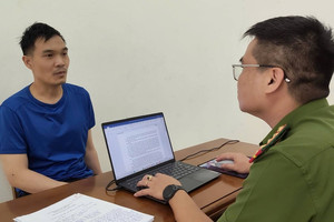 Vũ Hiền (34 tuổi) bịt khẩu trang, chạy xe không biển đến tiệm vàng vờ xem hàng rồi giật nhẫn 5 chỉ tẩu thoát