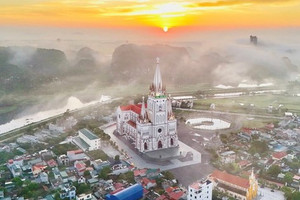 Khánh thành Nhà thờ Giáo xứ lớn nhất Việt Nam bên 'vịnh không sóng' sức chứa đến 5.000 người
