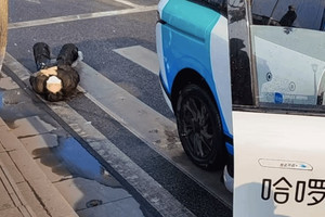 Hai người đi bộ nguy kịch sau cú tông của robotaxi