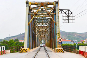 Cây cầu duy nhất ở Việt Nam có đường sắt chung đường bộ nguy cơ lỡ hẹn thông xe