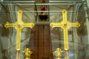 2 Thánh giá mạ vàng, nặng 400kg được trưng bày ở nhà thờ nổi tiếng bậc nhất Sài Gòn