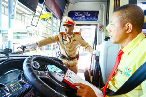 Quốc hội chính thức bỏ quy định taxi, xe vận tải phải lắp ghế an toàn trẻ em