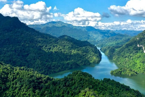 Hồ nước ngọt 200 triệu năm tuổi, lớn nhất Việt Nam, đẹp nhất thế giới trở thành tâm điểm du lịch sinh thái miền Bắc