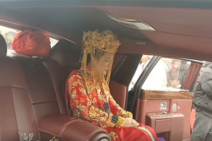 Cô dâu đội vương miện vàng, mang theo 37 tỷ đồng tiền mặt, 2 sổ đỏ cùng siêu xe Ferrari trong ngày cưới