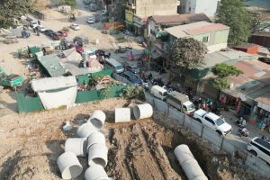 Hà Nội yêu cầu phun sương giảm bụi, dừng cấp phép thi công đào đường cuối năm