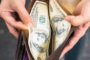 Gen Z ra đường không cần ví, chỉ cần smartphone