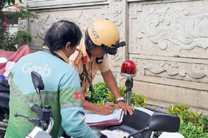 Đỗ xe máy trên vỉa hè có bị phạt không?