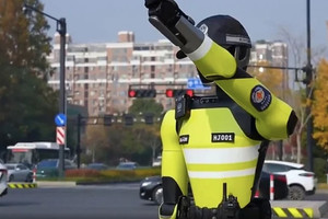 Trung quốc thử nghiệm robot cảnh sát giao thông trên đường phố