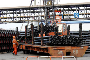 Thép Trung Quốc tràn ngập thế giới, Bắc Kinh bất ngờ siết xuất khẩu