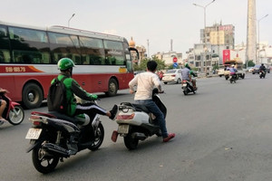 Ngay bây giờ, hành động tưởng ‘trượng phu’ với người khác khi đi xe máy sẽ bị phạt lên tới 14 triệu và bị trừ 10 điểm GPLX