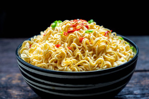 Cậu bé 13 tuổi tử vong sau khi ăn mì gói sống