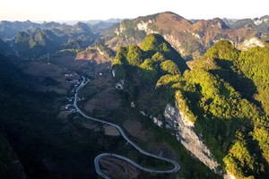 Miền Bắc sở hữu cung đèo 7 tầng được ví như dải lụa, có dấu tích hoạt động của núi lửa từ 260 triệu năm trước