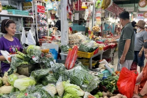 Bà nội trợ chật vật trong vòng xoáy 'bão giá' dịp cận Tết