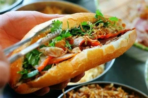 Ăn bánh mì tại cùng một cơ sở, nhiều người đau bụng sốt cao phải nhập viện cấp cứu