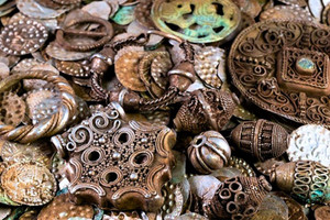 Người đàn ông tìm thấy kho báu 800 năm tuổi khi đang đào đất tìm giun