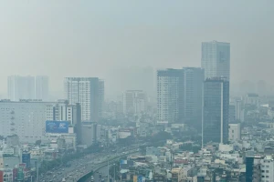 Người dân TPHCM đón thời tiết mát mẻ sáng đầu tuần