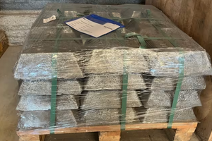 Vận chuyển 300 tấn 'kho báu' cất vào hầm dưới lòng đất, cửa nặng 4 tấn, bịt kín không cửa sổ