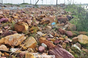 Sau mưa lũ, phát lộ bãi ‘đá lạ’ tại dự án đường gần 195 tỷ ở Huế