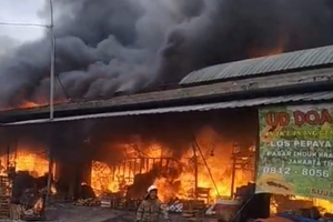 Cháy lớn thiêu rụi 350 ki-ốt tại chợ đầu mối lớn bậc nhất thủ đô, huy động khẩn cấp 19 xe cùng 100 lính cứu hỏa dập lửa